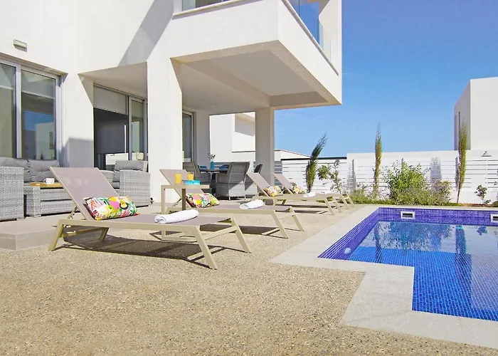 Amelia Vila Paralimni